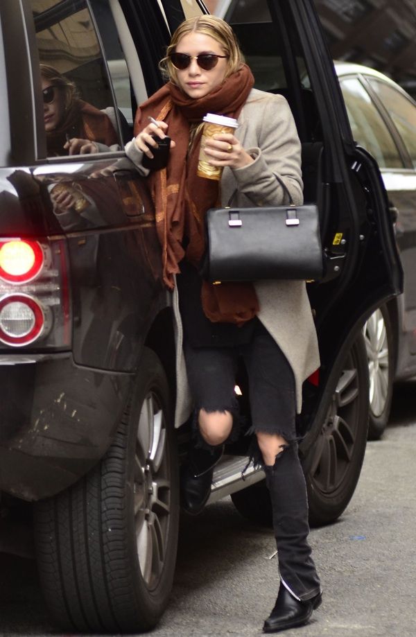 http://oi1075.photobucket.com/albums/w422/olsensanonymous/ASHLEYOLSENNYCNEWYORKCITYGETTINGOUTOFCARSCARFTEROWBAGZIPPERANKLEBLACKJEANSSMOKINGSUNGLASSESBLACKBOOTS2.jpg